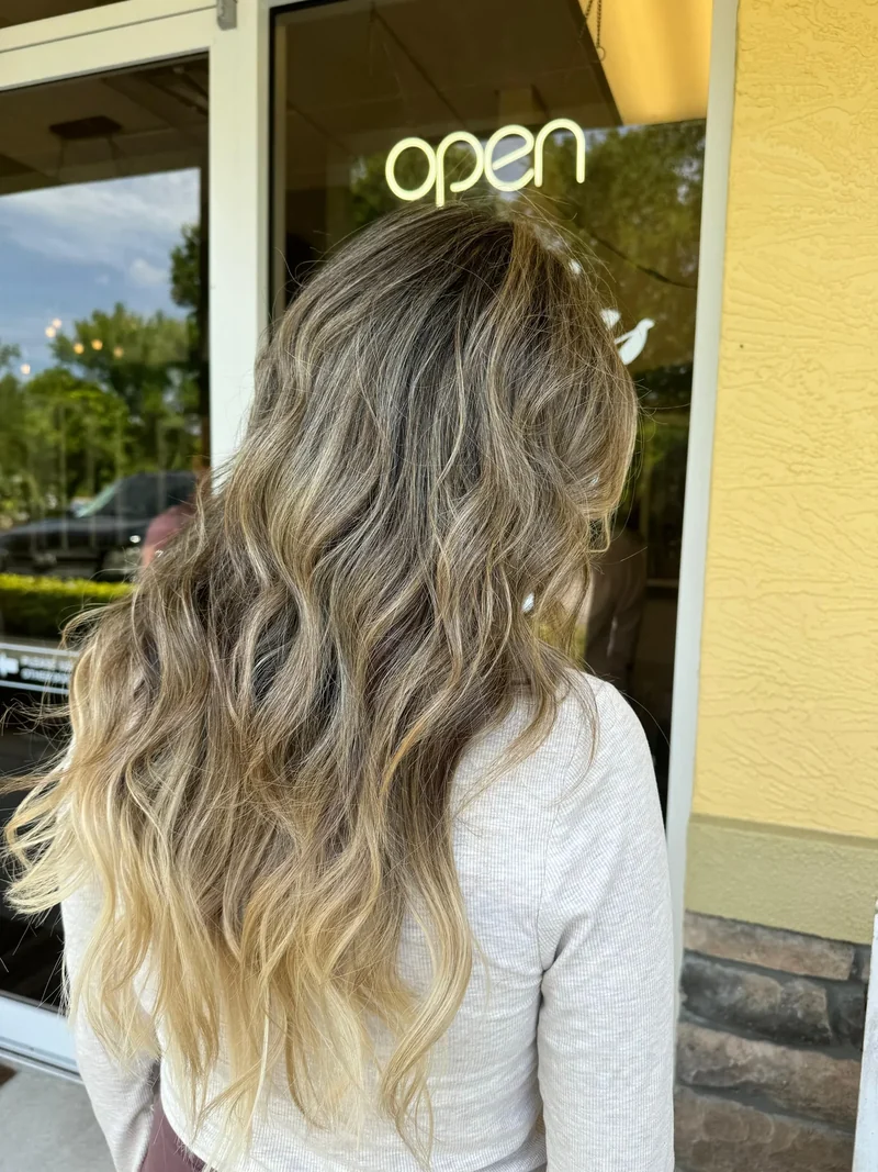 Beige-blonde waves with depth at the crown