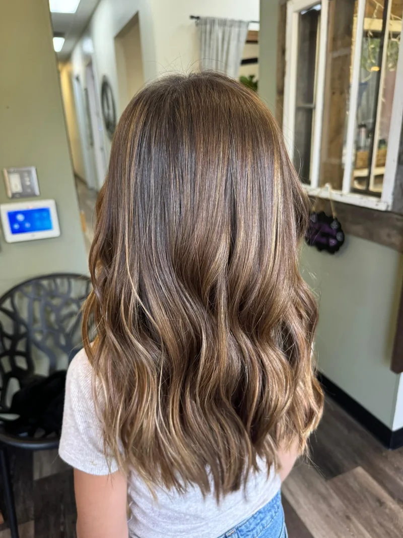 Brunette waves with subtle lighter ribbons